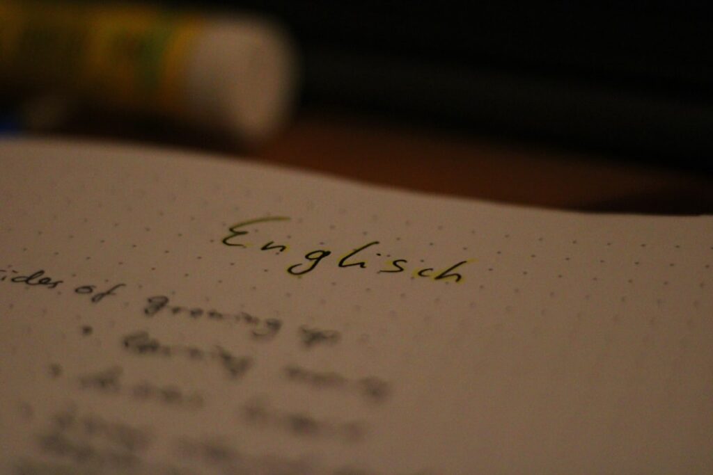 Cuaderno abierto para estudiar inglés